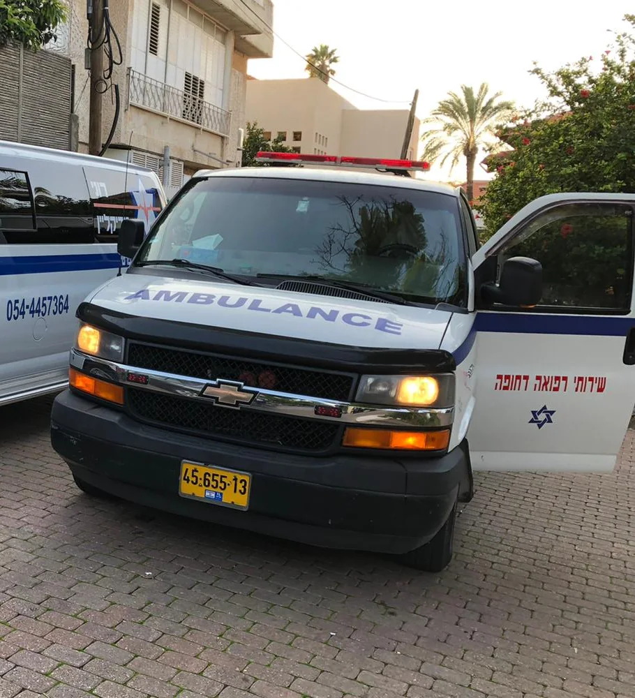 מבט קדמי על אמבולנס ממותג של רוני מדיקליין
